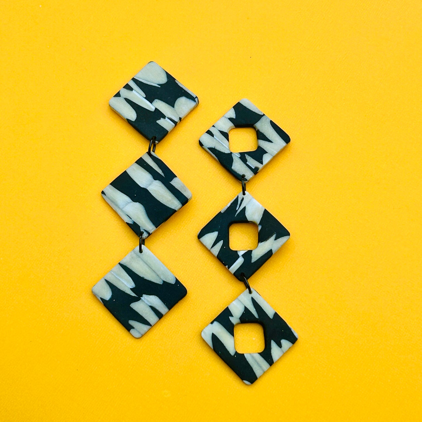 Beccas - Pearl White / Black (Glow in the Dark)